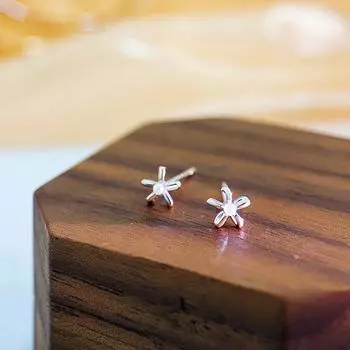 Маленькие серьги в виде жемчужных цветов для женщин с изысканным милым и универсальным темпераментом