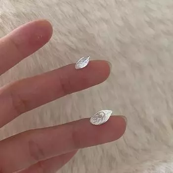 Маленькие свежие асимметричные серьги-гвоздики с искусственным жемчугом Femininity Niche Simple Matte Leaf Mori Earrings