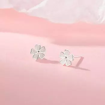 Маленькие свежие серьги-цветы в форме сердца для женщин