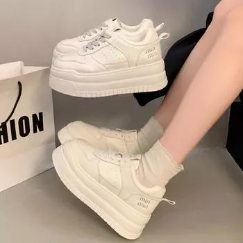 Маленькие универсальные белые туфли на толстой подошве, женские, новые, 2025, повседневная, весенняя, нишевая, верхняя одежда, увеличивающая рост, спортивная обувь из искусственной кожи 35