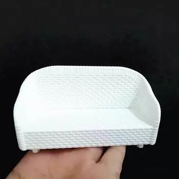 Маленький белый столик над семейным диваном-креслом, имитация ротангового кресла, мебель для гостиной, кукольное кресло, аксессуары 2