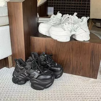 Маленький человек носит кроссовки на толстом каблуке и платформе, модную повседневную обувь, маленький человек на шнурках, удобные одинарные туфли, модные 34 чёрный