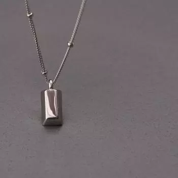Маленький кулон в виде кирпича, ключичная цепочка, темперамент, легкая роскошь, маленькая полоса, геометрические круглые бусины, аксессуары