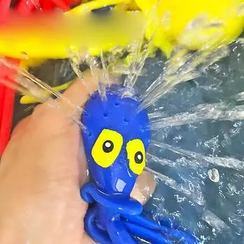 Маленький осьминог играет в воде, купание детей и игра в водной игрушке, декомпрессия и щипание