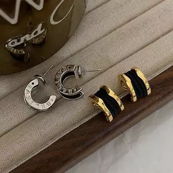 Маленький С-образный гвоздик, дизайн полукруглой дуги, изысканный и маленький, модная легкая роскошная атмосфера, высококачественная буква золотой