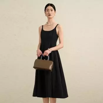 Маленькое черное платье с регулируемым бретелем. Платье с французским ремнем на талии. M чёрный