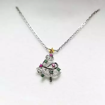 Маленькое и изящное ожерелье в виде рождественской елки, красочные и милые праздничные подарки, сверкающая подвеска