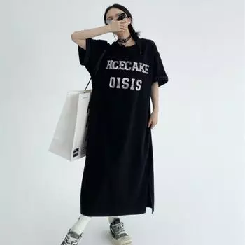 Маленькое летнее длинное платье длиной до колена с буквенными принтами на юбке-футболке M чёрный