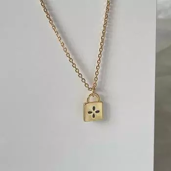 Маленькое ожерелье с замком, покрытое повседневным дизайном, маленькая и роскошная мини-подвеска с черным цветком-каплей из клея