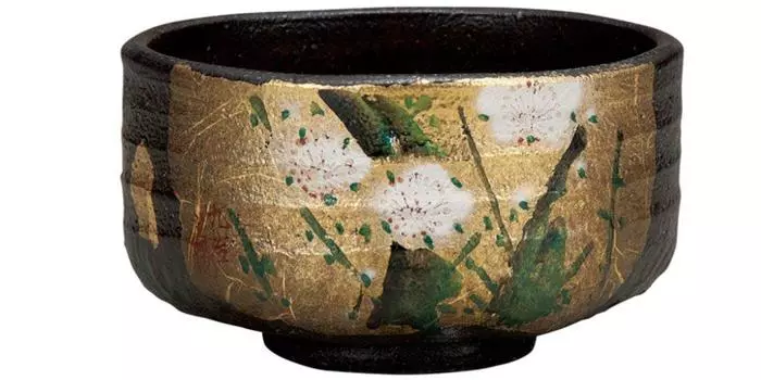 Maruyone Kutani Ware Matcha Bowl Gold Leaf Plum K4-840