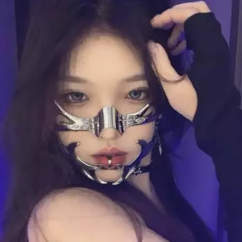 Маска-полулицо в стиле киберпанк с металлическими цепями на Хэллоуин