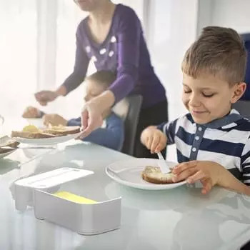 Масленка с ножом и крышкой, пластиковая коробка для хранения масла, держатель для сыра для холодильника, можно мыть в посудомоечной машине белый