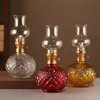 Масляная лампа перед Буддой, создающая атмосферу кемпинга. Осветительное приспособление синий