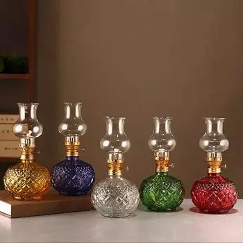 Масляная лампа перед Буддой, создающая атмосферу кемпинга. Осветительное приспособление жёлтый