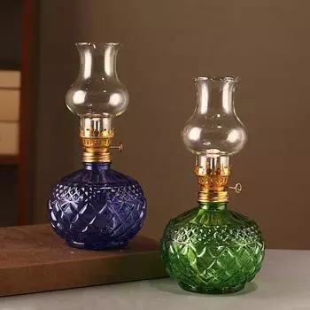 Масляная лампа перед Буддой, создающая атмосферу кемпинга. Осветительное приспособление красный