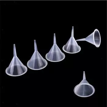 Масляная жидкость, пластиковая воронка, бутылка, наполненная пластиковым диффузором, прозрачные небольшие духи 1 прозрачный