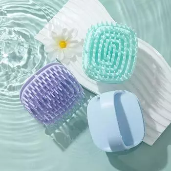 Массажная щетка. Тонко изготовленная силиконовая головка щетки. Не наносит вреда коже головы. Массажер легко чистится и не имеет острых краев или углов. синий