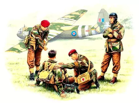 Master Box Британские воздушно-десантные войска Часть 2 Уход за раненым солдатом 1944 4 детали Пластиковая модель MB35034 1/35