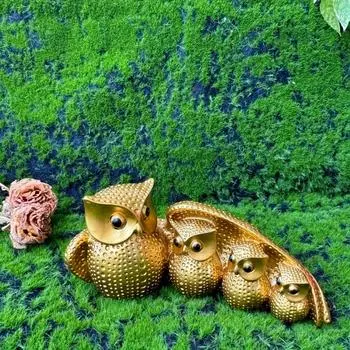 Мать-сова защищает маленькую сову, высококачественный полимерный материал, этот продукт прославляет материнскую любовь, подходит для офиса.