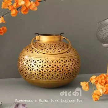 Matki Pot - старинная золотая полированная железная ремесленная свеча Diya Lantern - традиционный домашний декор T-образный подсвечник 24 x 20 x 9 cm золотистый
