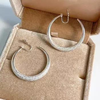 «Матовые геометрические круглые серьги-клипсы — стильные серьги без проколов для женщин»