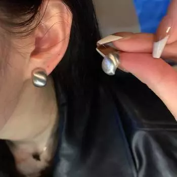 Матовые изогнутые серьги-гвоздики, женская новогодняя тенденция, легкие роскошные серьги высшего качества, темпераментные серьги. серебряный