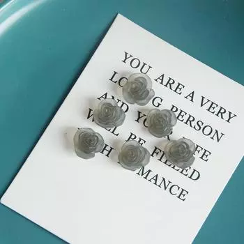 Матовые матовые серьги-гвоздики из смолы цвета чайной розы для изготовления украшений своими руками