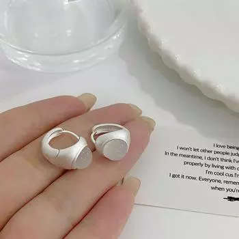 Матовые высококачественные серьги-пряжки из матового белого халцедона Серьги в холодном стиле с нишевым дизайном