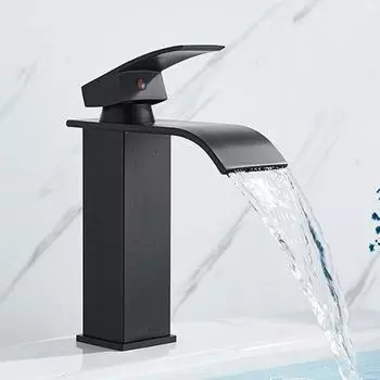 Матовый черный смеситель для ванной комнаты с изливом водопада на столешнице и входной трубой матовый черный