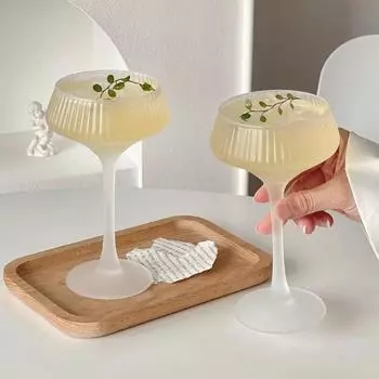 Матовый вертикальный узорчатый стакан на высокой ножке с высокой эстетической ценностью стеклянный стакан для напитков бокал для коктейля шампанского 200ml