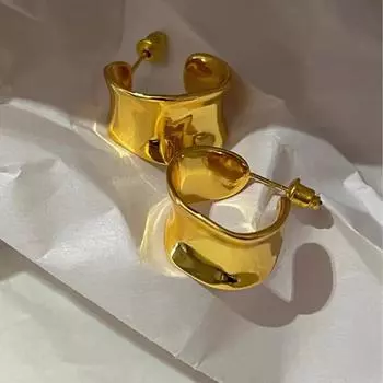 Matsumoto Enai, те же простые серьги-дуги с узором «молоток», нерегулярная темперация, широкие боковые гладкие поверхности, серьги-кольца в форме буквы «С», гвоздики.