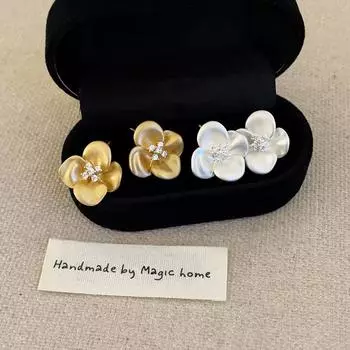 Серьги-гвоздики из матового металла с цирконием в виде цветка, женские, простые, милые, изысканные, модные, темпераментные, универсальные серьги для поездок на работу