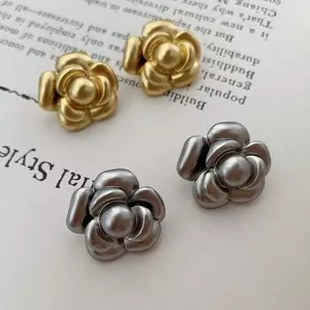 Medieval earrings high-end niche camellia stud earrings silver needle retro design antique earrings 2025 new models золотой