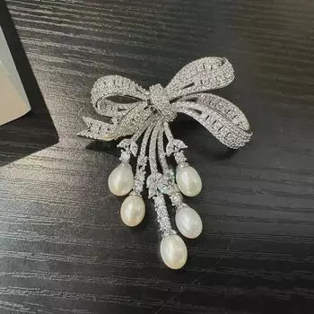 Медная позолоченная брошь-кисточка с бантом, цирконом и жемчугом