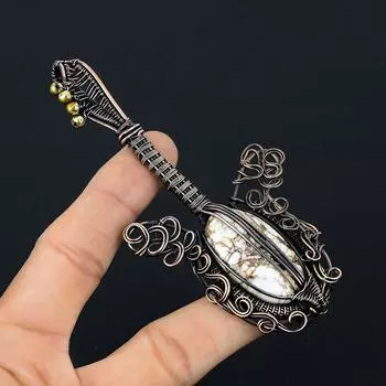 Медная проволока с драгоценным камнем дикой лошади в форме гитары, обернутая ювелирным кулоном ручной работы для подарка 4.52 Inches белый