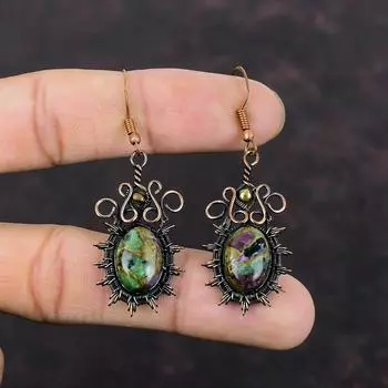 Медные рубиновые серьги с цоизитом Серьги из медной проволоки Дизайнерские серьги Оригинальные ювелирные изделия из драгоценных камней Серьги ручной работы Медные украшения для подарка