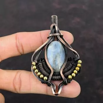 Медный кулон с кианитом, кулон, обернутый медной проволокой, кулон с драгоценным камнем, ювелирные изделия с кианитом, уникальный кулон ручной работы, ювелирное изделие из медной проволоки, подарок для него