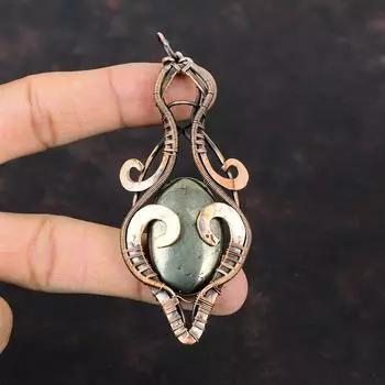 Медный кулон с пиритом Ювелирные изделия из медной проволоки Кулон ручной работы в стиле бохо Ювелирные изделия из натурального пирита Подвеска с драгоценным камнем для подарка Кулон из медной проволоки