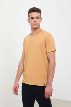 Мужская футболка с круглым вырезом горчичного цвета