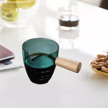 Мерный стакан из прозрачного стекла с деревянной ручкой — идеально подходит для использования дома и в офисе зелёный