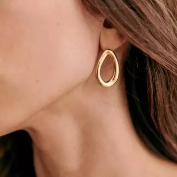 Metal oval hollow stud earrings women s new fashion niche design sense cold wind ear jewelry 2025 new золотой