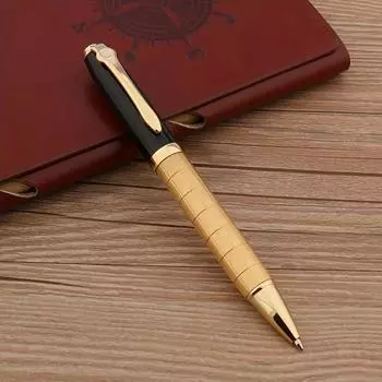 Металлическая шариковая ручка подходит для использования в офисе деловыми людьми.