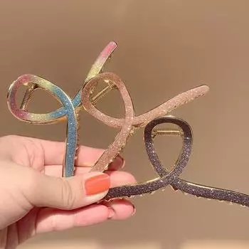 Металлическая заколка для волос с матовой текстурой