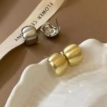 Металлические матовые серьги-гвоздики женские легкие роскошные простые нишевые дизайн Sense ретро изогнутые серьги-бини