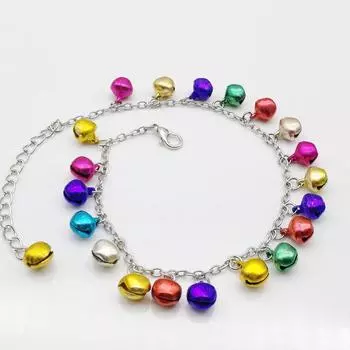 Металлические разноцветные колокольчики, подвески, звенья цепи, браслет на щиколотке