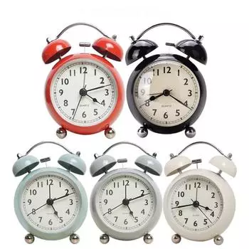 Металлический тихий нетикающий будильник на прикроватной тумбочке, винтажные настольные часы с двумя колокольчиками и подсветкой для крепко спящих людей и детей белый