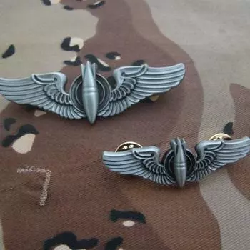 Металлический значок, США. значок полета бомбардировщика