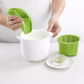 Микроволновая сыроварка содержит рецепты приготовления сыра для домашней кухни, кухонный инструмент для приготовления десерта, кондитерского пирога зелёный