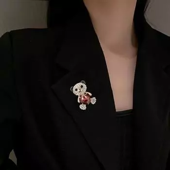 Милая брошь в виде медведя, сверкающая, нержавеющая, устойчивая к коррозии, высококачественная модная брошь, булавка, ювелирное изделие, аксессуар для одежды фиолетовый