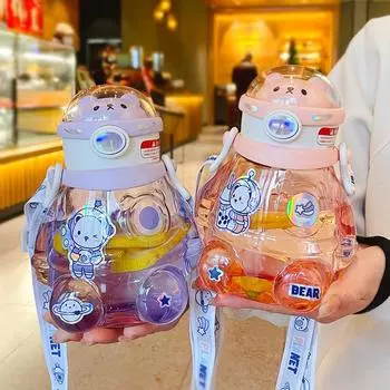 Милая бутылка для воды с медведем-астронавтом и соломенным ремешком для детей, для девочек, пластиковая 700 мл, бутылка для молочного сока, пузырькового чая, школьный напиток, без BPA 700ml